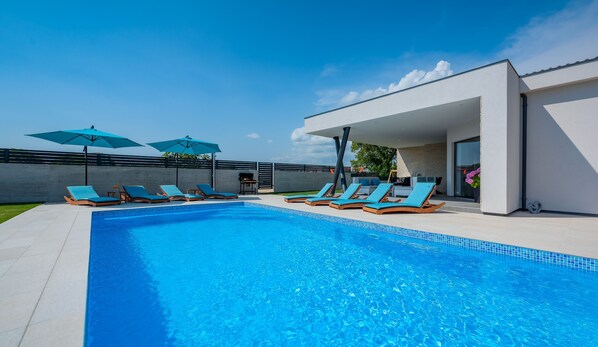 Villa, Smoking