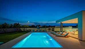 Villa, Smoking