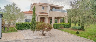 Furesta in Tkon Island Pa man