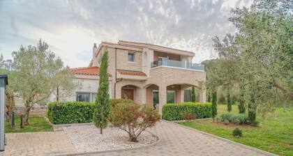 Furesta in Tkon Island Pa man