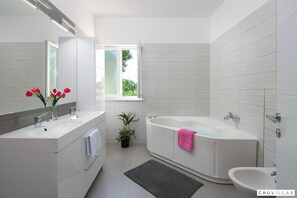 Villa | 3 bedrooms - Deep Blue in Labin With 3 Bedrooms and 2 Bathrooms (Labin)