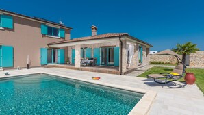 A poolside area with a stone building, a covered patio, and a clear blue sky. - Desire in Jur i i With 4 Bedrooms and 4 Bathrooms (Svetvincenat)