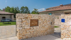 A stone wall with a sign reading "Villa Lesire" and a number "98". - Desire in Jur i i With 4 Bedrooms and 4 Bathrooms (Svetvincenat)