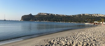 Esclusivo  appartamento con tre camere e tre bagni sul mare del Poetto