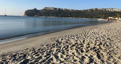 Exclusive three-bedroom, three-bathroom apartment by the sea at Poetto
