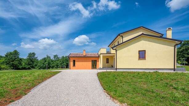 A two-story house with a gravel driveway leading to a wooden door. - Frankovici in Pazin With 3 Bedrooms and 2 Bathrooms (Pazin)