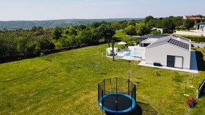 A residential property with a swimming pool, a trampoline, and a view of the surrounding landscape. - Mala Oaza in Sveti Petar u umi (Sveti Petar u Sumi)