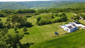 A modern house with a large lawn, a swimming pool, and a view of the surrounding hills. - Mala Oaza in Sveti Petar u umi (Sveti Petar u Sumi)