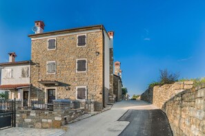 Villa | 4 bedrooms - Monte in Momjan With 4 Bedrooms and 4 Bathrooms (Buje)