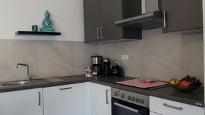 Une cuisine moderne équipée d’un évier, d’une cuisinière et de divers appareils électroménagers.