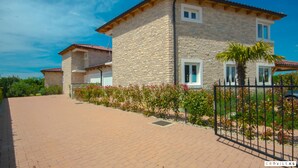Unclassified image, 2 of 50, button - Lume in Tar-vabriga With 4 Bedrooms and 4 Bathrooms (Tar-Vabriga)