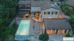 A large house with a swimming pool, a patio, and a covered outdoor area. - Dali in Svetvin Enat (Svetvincenat)
