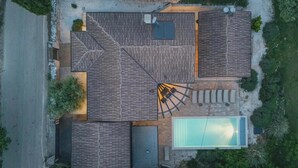 An aerial view of a residential property with a swimming pool, a covered patio, and a fenced yard. - Dali in Svetvin Enat (Svetvincenat)