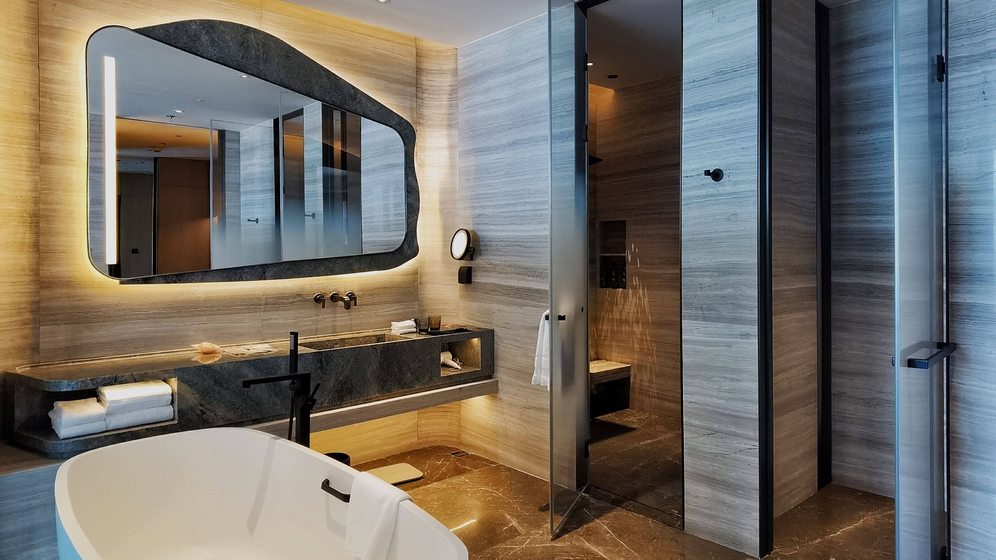 Baignoire relaxante profonde, douche à « effet pluie »