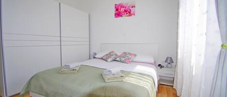 2 bedrooms, travel crib, free WiFi, bed sheets