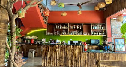 Lapis Restaurant and Hostel