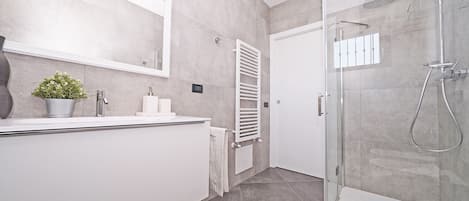 Dusche, Haartrockner, Handtücher, Seife