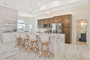 Fridge, microwave, oven, stovetop - VRCC Villa Hermosa (Cape Coral)