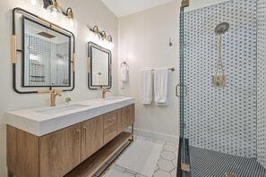 Badewanne, Haartrockner, Handtücher