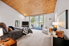 5 bedrooms, desk, iron/ironing board, travel crib -  Sleeps 16 @ Shanty Creek; Chain of Lakes; Beach Access; Pool Access (Bellaire)