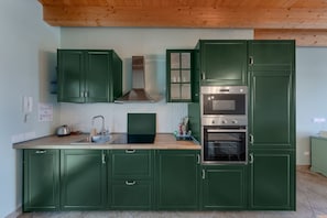 Frigorifero, microonde, forno, piano cottura