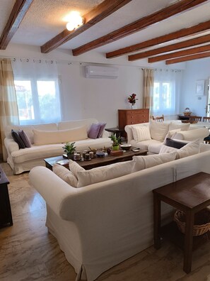 Smart TV, fireplace, DVD player, books