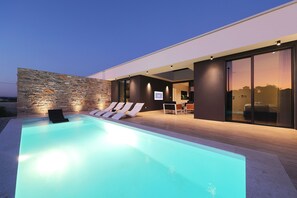 Villa, Smoking