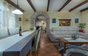 4 bedrooms - Prisedi in Rakalj With 4 Bedrooms and 3 Bathrooms (Marcana)