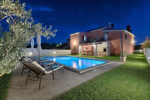 4 bedrooms - Prisedi in Rakalj With 4 Bedrooms and 3 Bathrooms (Marcana)