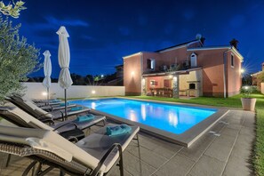 4 bedrooms - Prisedi in Rakalj With 4 Bedrooms and 3 Bathrooms (Marcana)