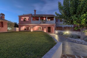 4 bedrooms - Prisedi in Rakalj With 4 Bedrooms and 3 Bathrooms (Marcana)