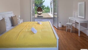 A bedroom with a bed, a desk, and a chair. - Sonia Hvar in Rudina Hvar (Stari Grad)