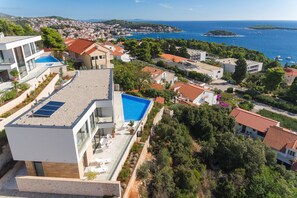 A modern house with a rooftop pool, surrounded by lush greenery and a coastal view. - Anabel in Hvar With 4 Bedrooms and 4 Bathrooms (Hvar)
