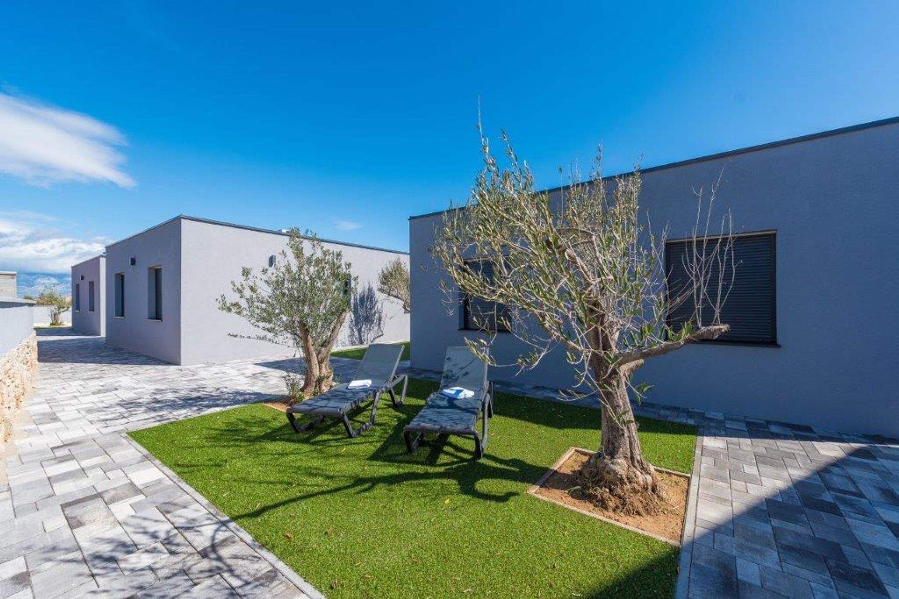 House | 16 bedrooms