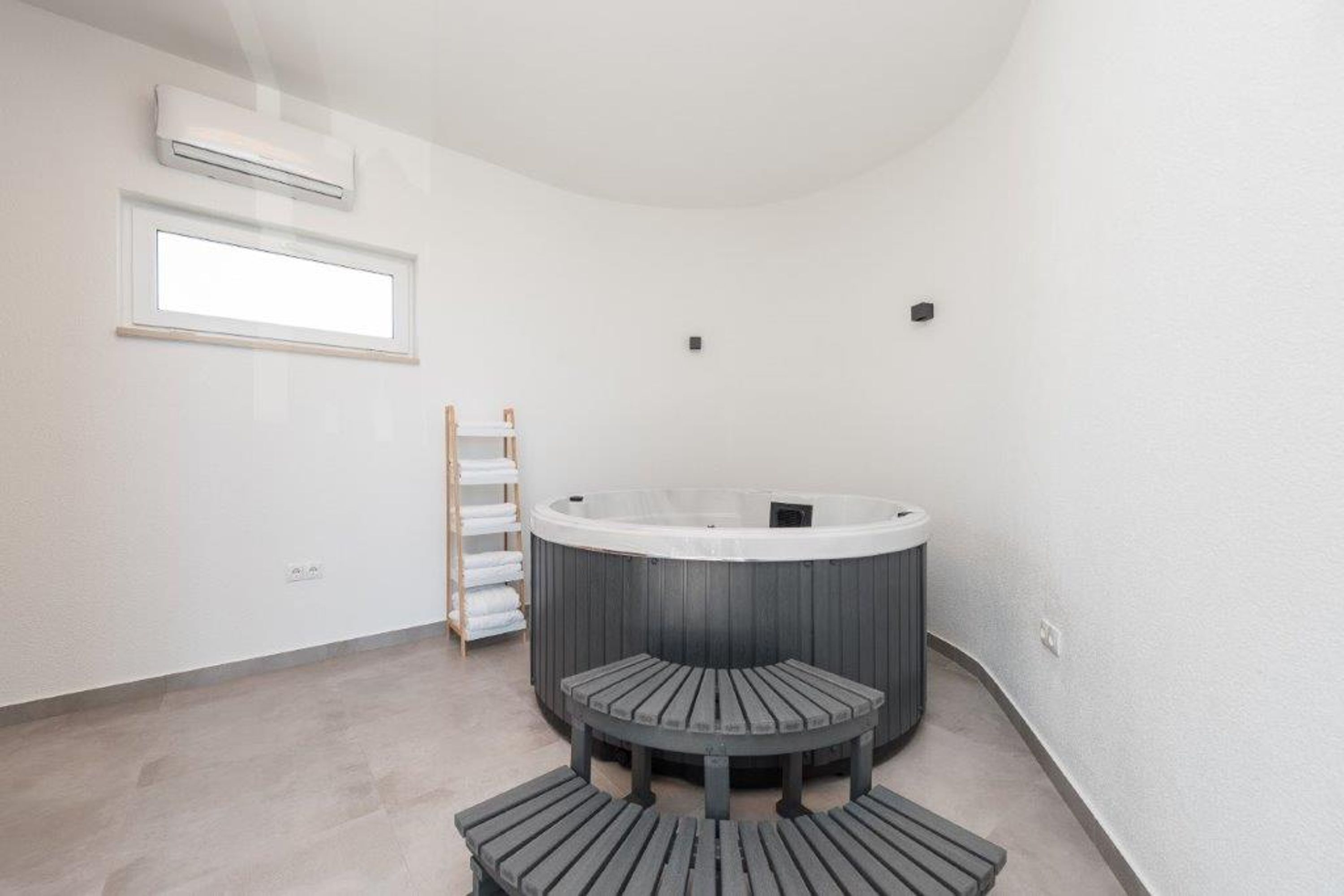House | 16 bedrooms
