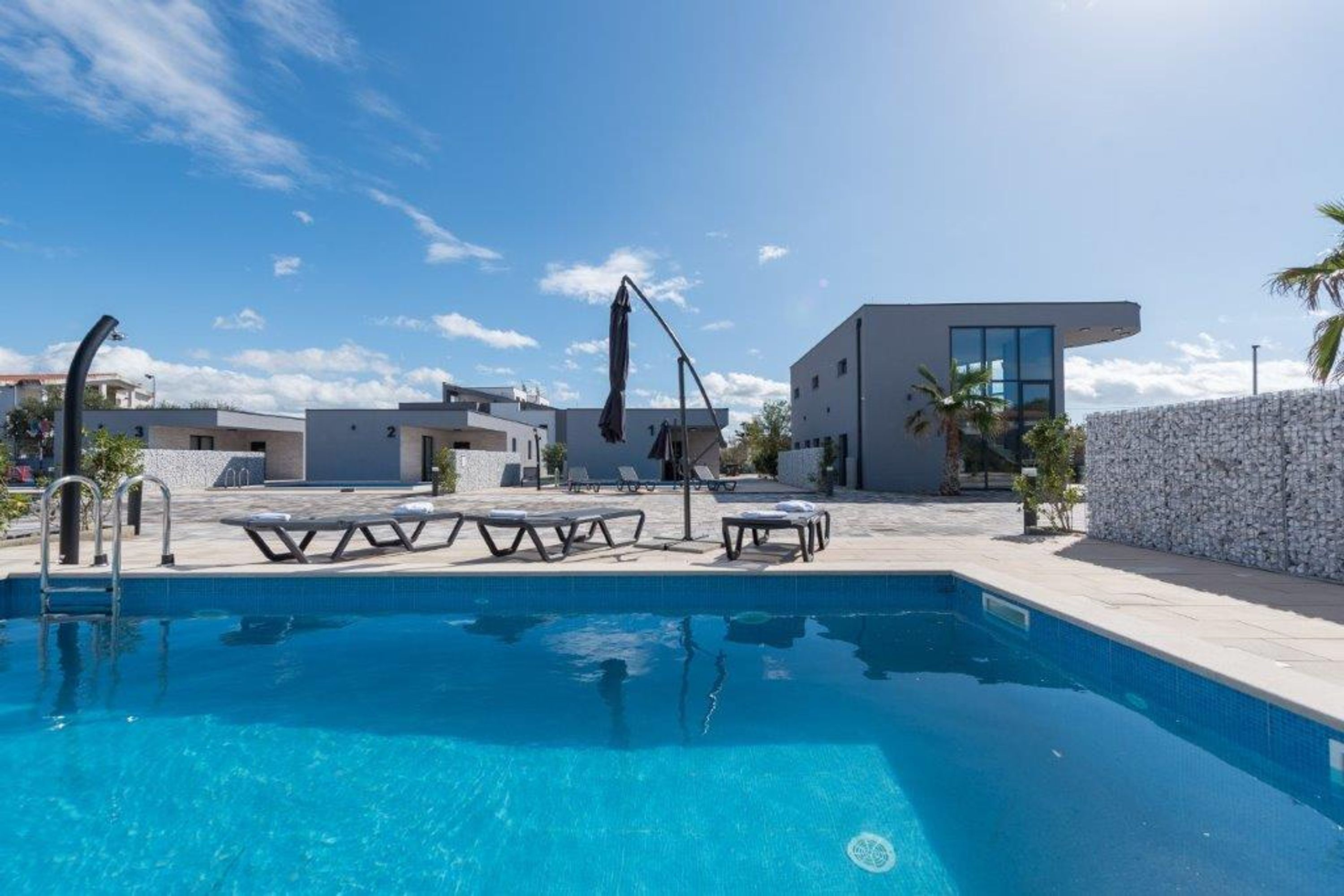 House | 16 bedrooms