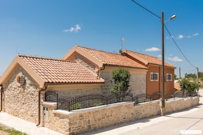 Villa | 5 bedrooms - Ij Dvori in Skradin With 5 Bedrooms and 5 Bathrooms (Skradin)