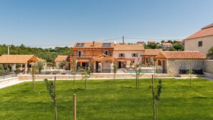 A residential property with a large house, a swimming pool, and a well-maintained lawn. - Ij Dvori in Skradin With 5 Bedrooms and 5 Bathrooms (Skradin)