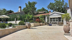 A patio area with stone flooring, outdoor furniture, and large planters. - Zita in Jakomi i With 5 Bedrooms and 5 Bathrooms (Pican)