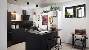 Cafetera y tetera, refrigerador, horno y parrilla de estufa