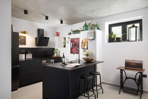 Réfrigérateur, four, plaque de cuisson, lave-vaisselle