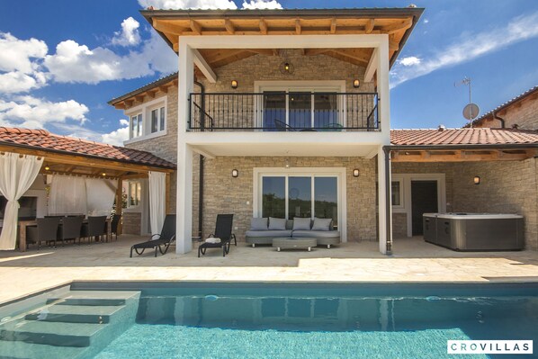 Villa | 8 bedrooms - Complex Luve in Tar-vabriga (Tar-Vabriga)