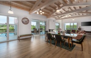 5 bedrooms - Arkaim in Filipana With 5 Bedrooms and 5 Bathrooms (Marcana)
