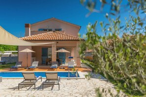 Villa | 4 bedrooms - Adonis in Kr an With 4 Bedrooms and 4 Bathrooms (Krsan)