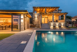 A modern house with a swimming pool, stone walls, and a covered patio area. - La Vrana in Vrana With 3 Bedrooms and 2 Bathrooms (Pakostane)