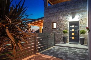 Villa - La Vrana in Vrana With 3 Bedrooms and 2 Bathrooms (Pakostane)