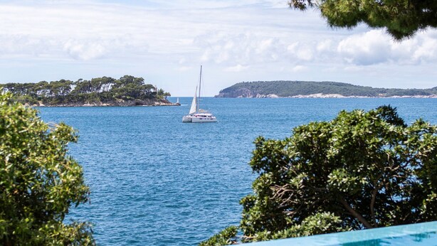 A pool with a view of the sea and a sailboat. - Meys Place in Dubrovnik (Dubrovnik)
