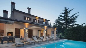A two-story house with a swimming pool, outdoor seating, and a fireplace. - Terra Labin in Labin (Labin)