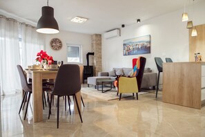 Villa | 3 bedrooms - Naklice in Naklice With 3 Bedrooms and 1 Bathrooms (Omis)