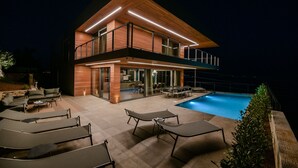 A modern two-story house with a swimming pool, outdoor seating, and a covered patio area. - Vista Hills in Mo Enice (Moscenicka Draga)